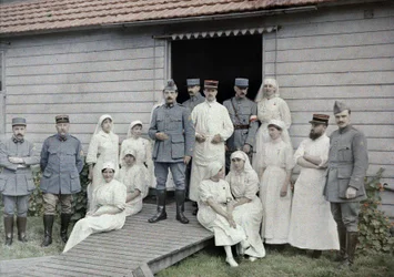 Läkare, sjuksköterskor och medicinsk personal framför fältsjukhuset 55 i Bourbourg, Department Nord, Region Nord-Pas-de-Calais, Frankrike, 1 september 1917 (autokrom)